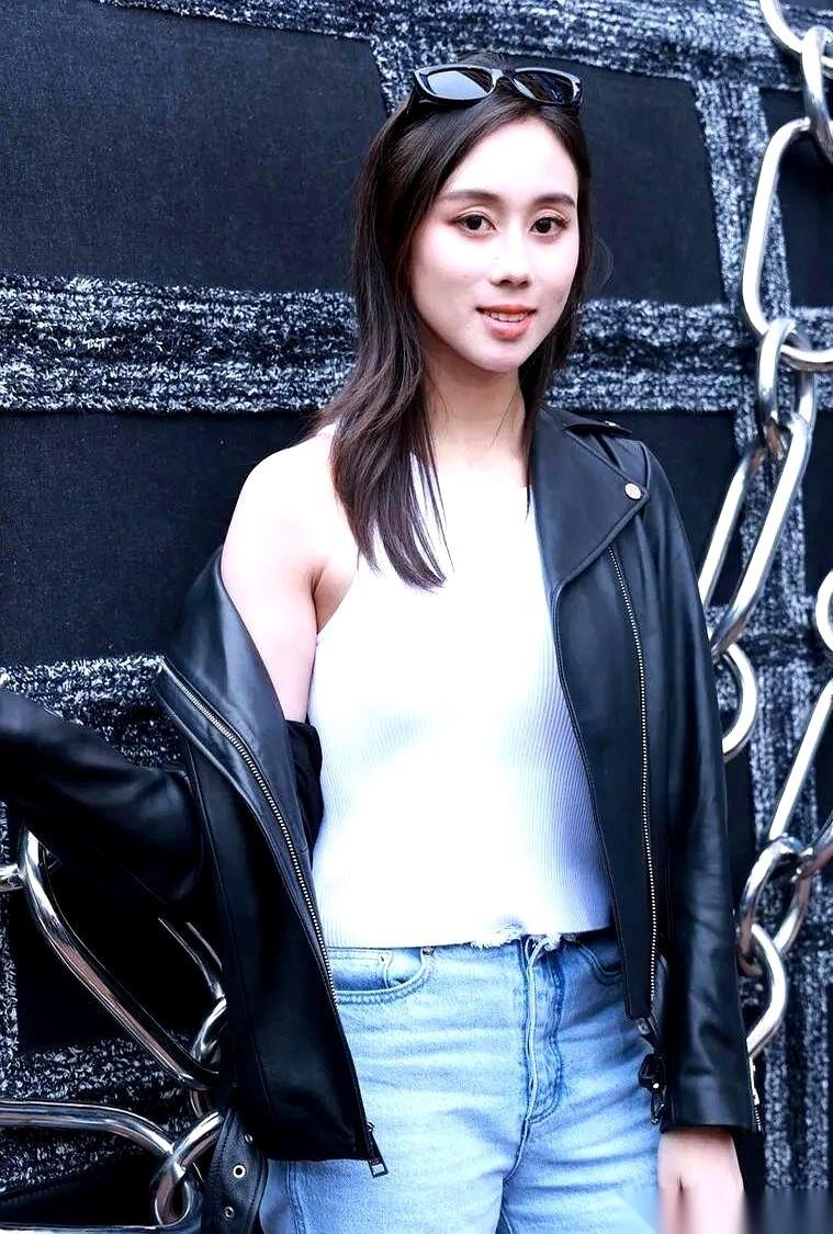 就因为一支舞。真的，就因为跟赌王跳了一支舞，利智就背上了“何超欣生母”这个离谱