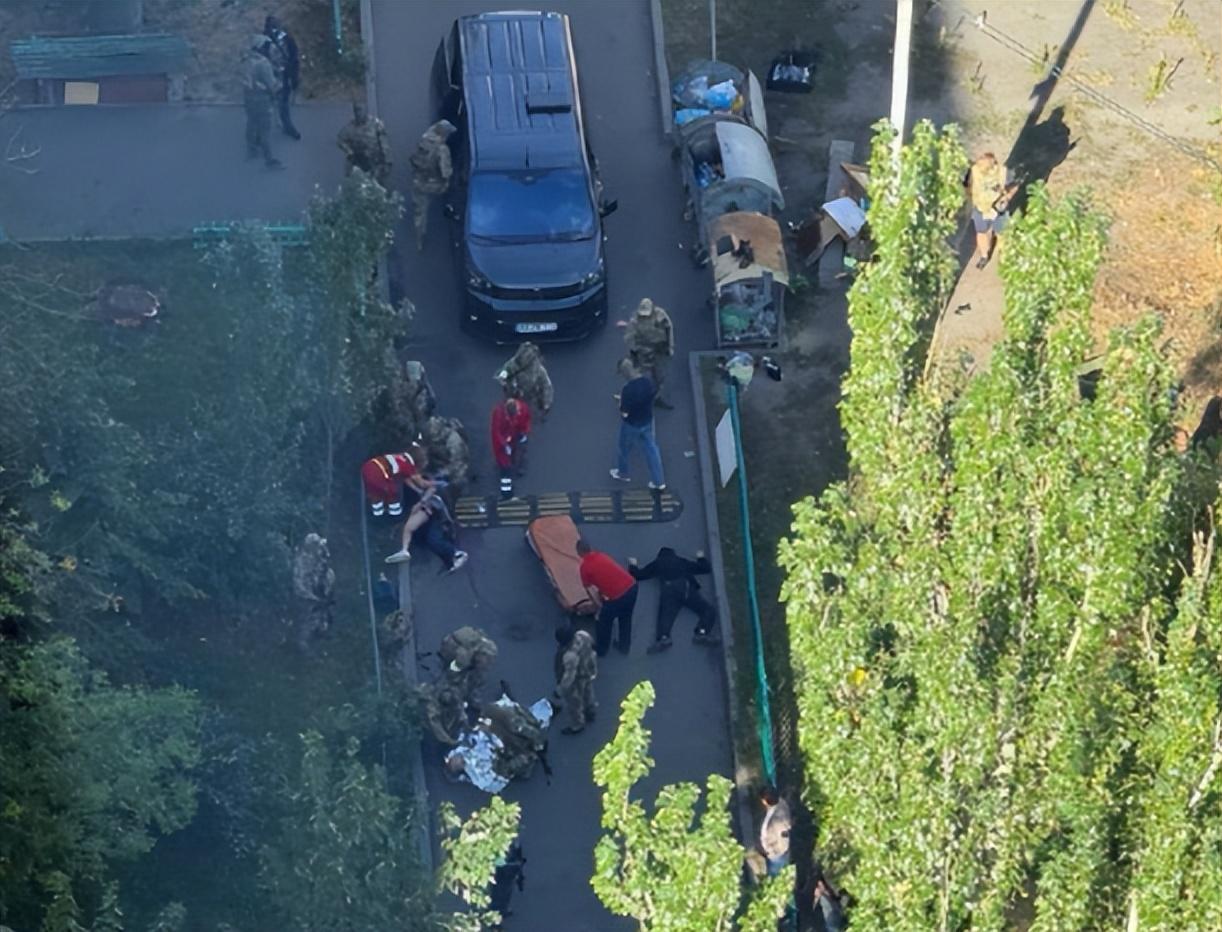俄罗斯打了四年没拿下的基辅，被乌克兰自己人先"端"了，两大情报机构当街拔枪对