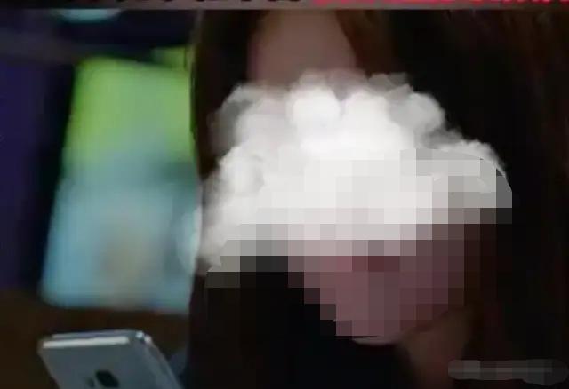 浙江温州，男子租了个店铺做熟食生意，工作时发现设备漏电，他多次反映无果，某天连着