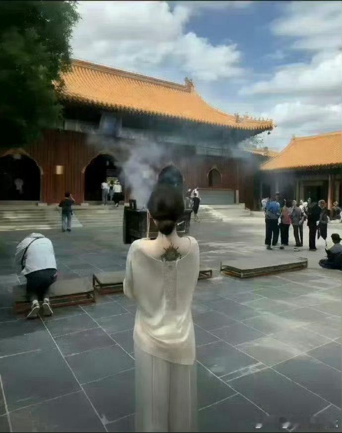 穿成这样手里拿着LV还去烧香拜佛有钱人也有烦恼吗