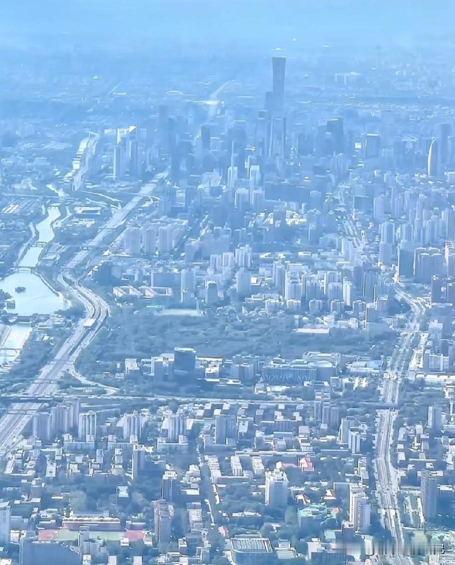 北京与上海2025年前三季度GDP经济数据对比情况，北京与上海2025年前三季度