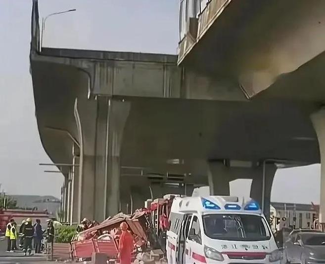 东莞断头路高速就是人祸。在高速公路上突然出现这种断头路不就是故意让交通事故发生