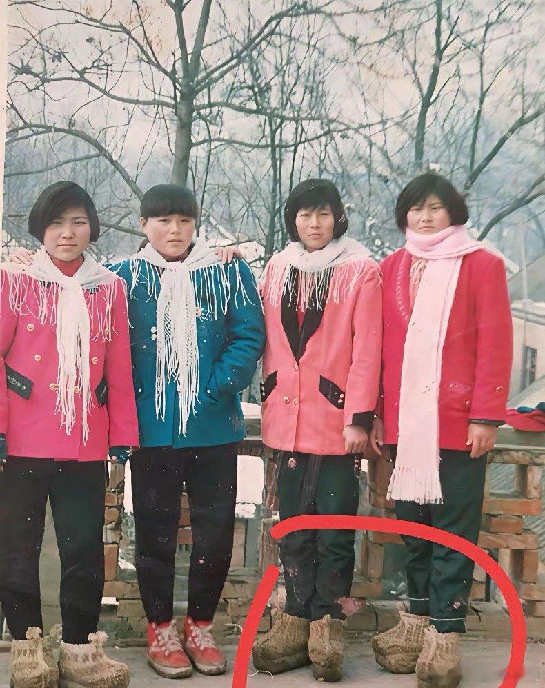 谁知道这穿的什么鞋子，第一次看到这种奇怪的鞋，有谁知道吗～