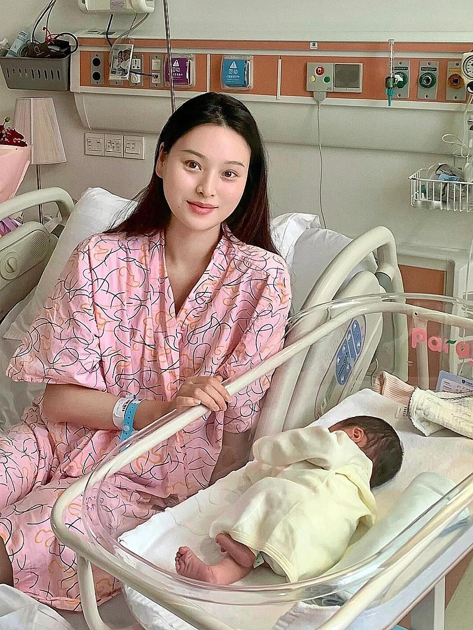 朋友家女儿生宝宝，昨天去医院看望。同病房还有一名产妇，我看到她震惊了，看起来至少