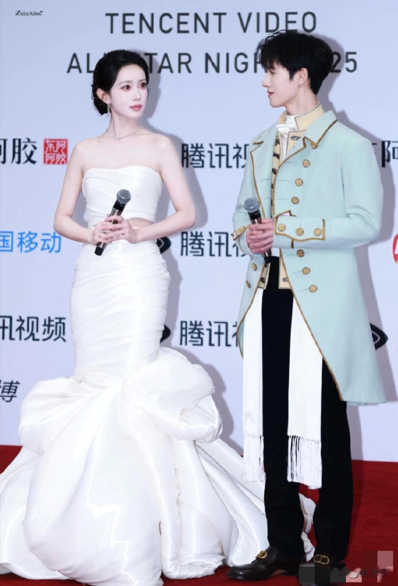 孟子义被疑垫屁股！直播直接开怼：没垫！天地为证！就因为红毯上一个背影，孟子义