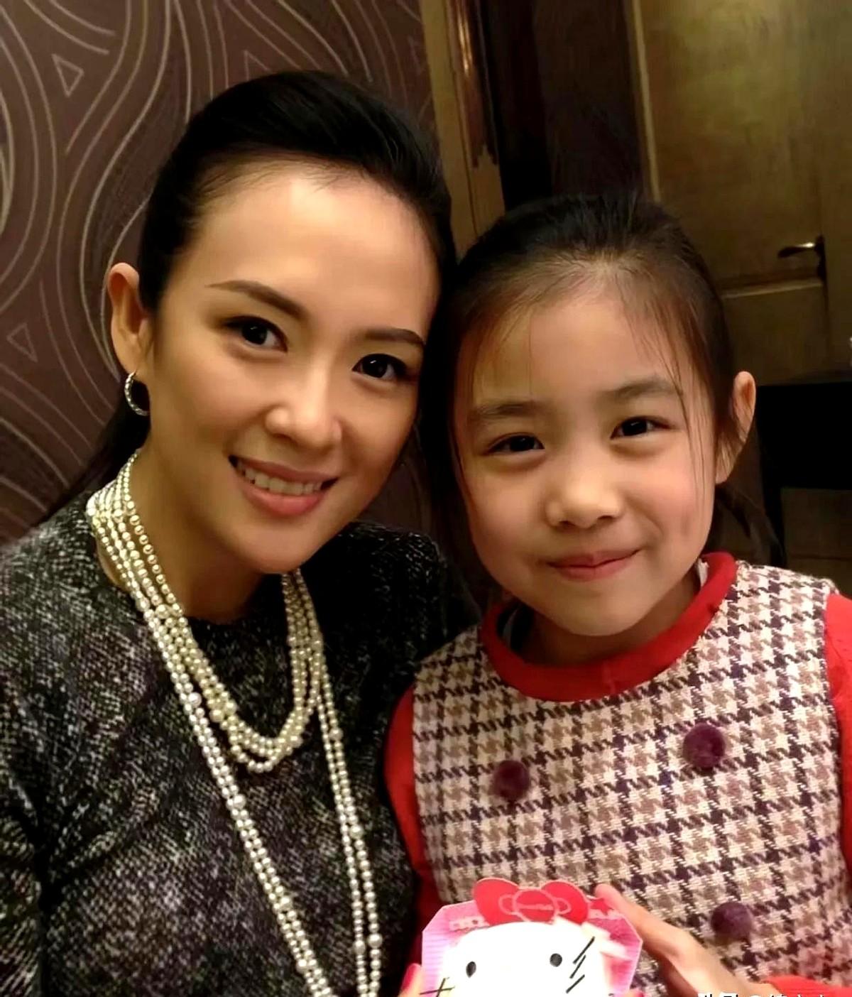 “国际章”自己就是印钞机，压根看不上汪峰那点钱，所以对继女好，纯粹是真心。小姑娘