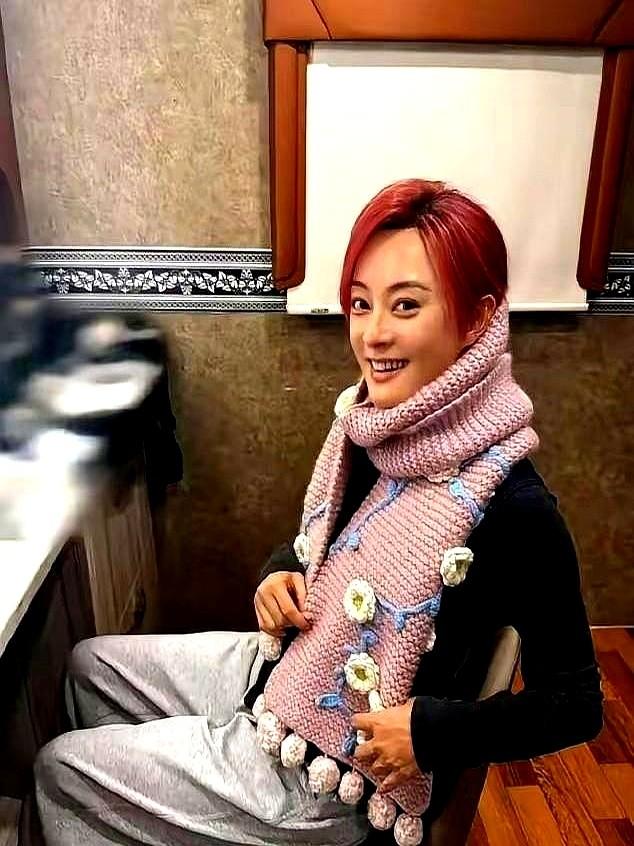 这家人最值钱的东西，从来不是花钱买的。孙俪给女儿小花织了条粉色围巾当生日礼物