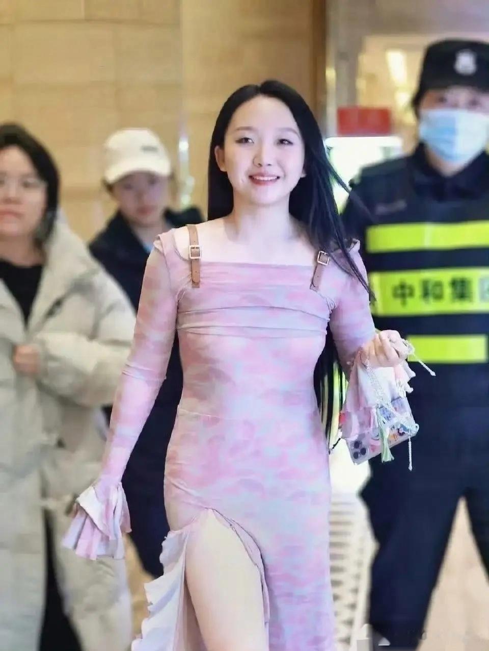 辣目洋子瘦下来，整个人的气质都不一样了，感觉变化好大！一开始都没认出来，这还是我