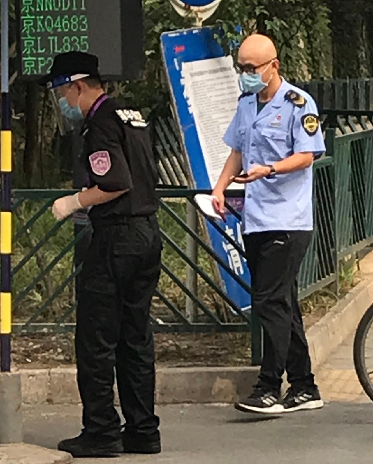 1951年，便衣公安正在暗处蹲守。山西省一个院子里，有个女人每天端着尿盆出门倒尿