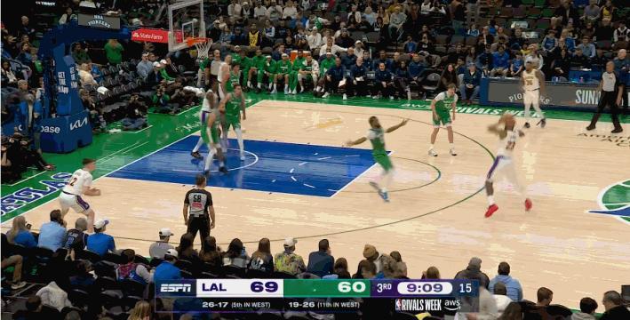 艾顿这球都放不进去吗？[捂脸哭]一个中锋，三节过半15投3中，出手数全队第一，