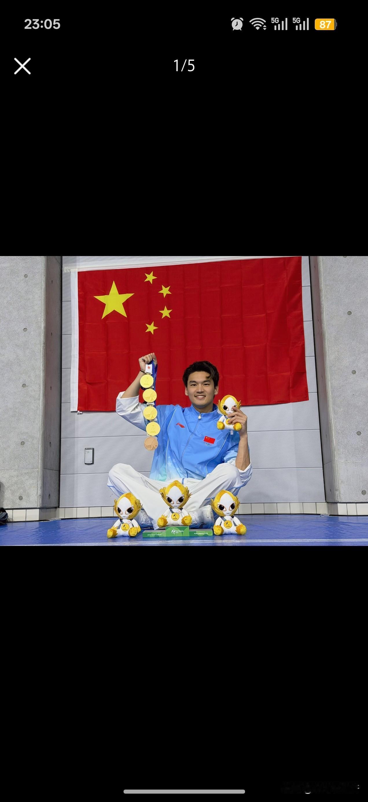 泳队的人就是不内耗，三下五除二干完比赛开始炫金牌。徐嘉余——四金一铜张展硕—