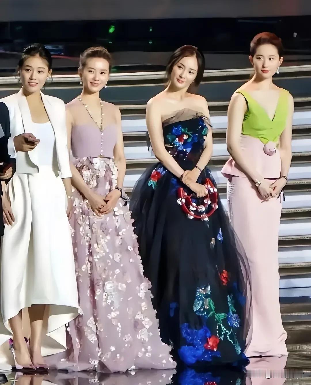 穿黑色裙子的最好看。不接受反驳！