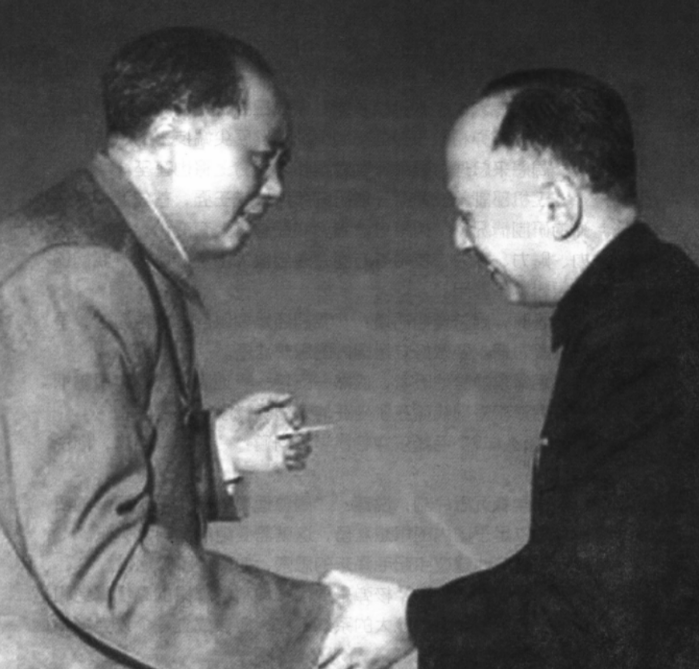 1964年毛主席给钱学森递烟，钱学森刚要接，主席突然收回：自力更生。1964