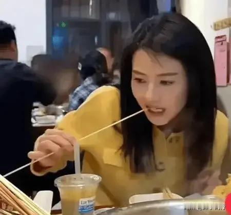 北京大忸现身重庆串串店，展现真实自然之美。近日，演员高圆圆现身重庆某串串店，与三