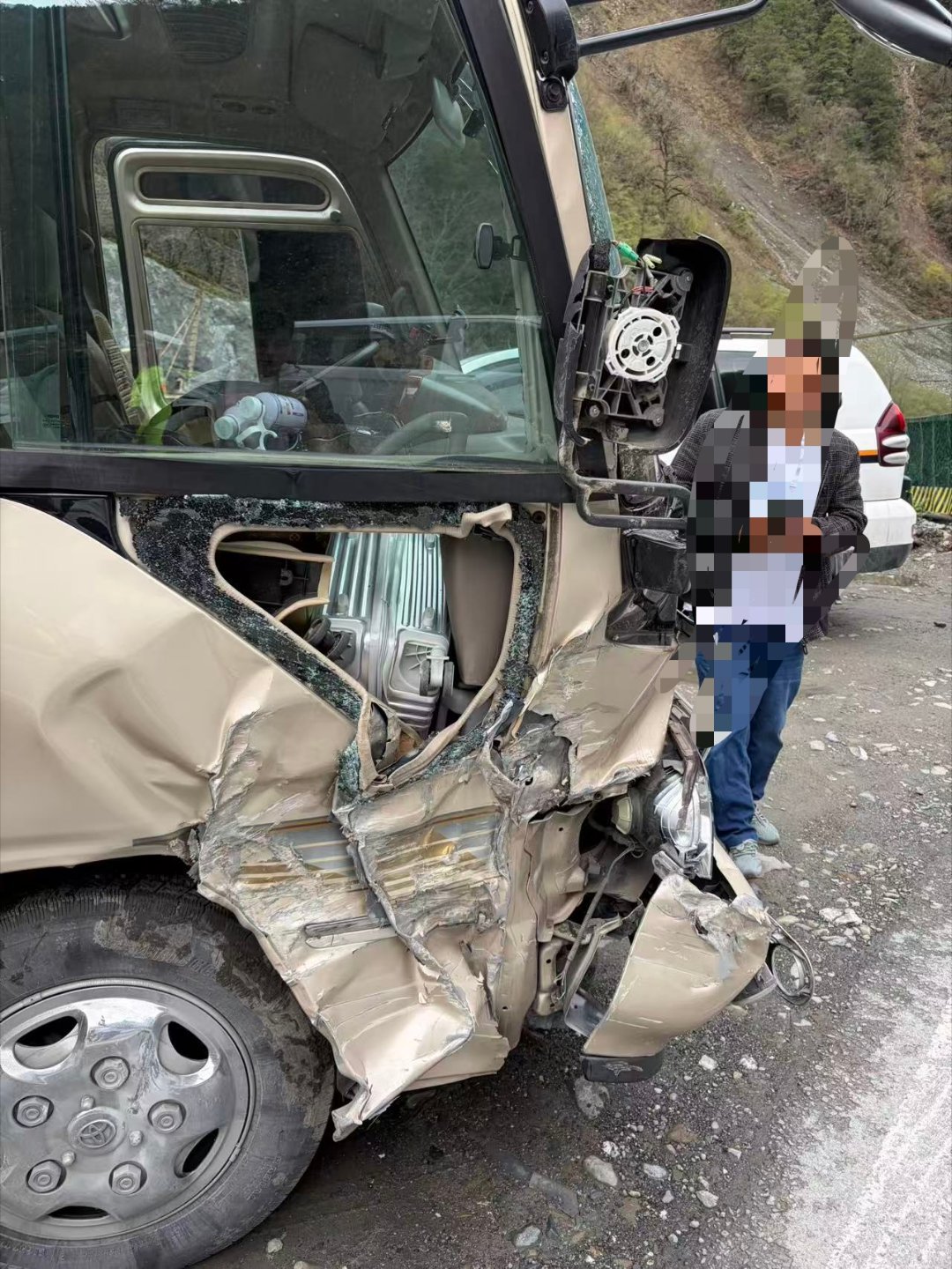 正在后排睡觉呢，我的滴滴和别人发生剐蹭了。半个月的第二起车祸了，当然第一场更严