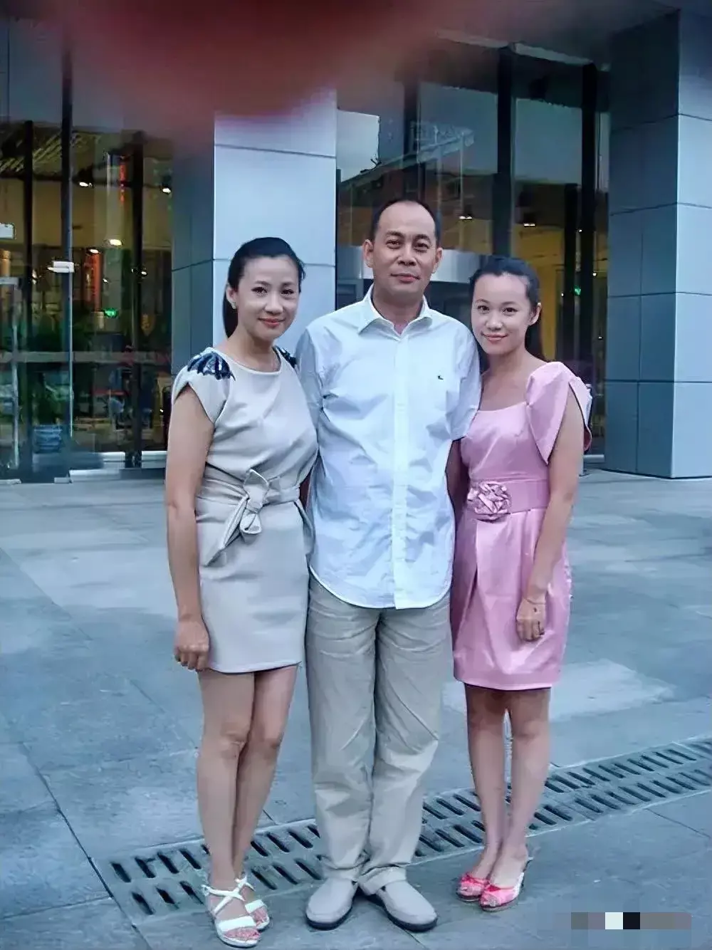男演员张光北一家三口的合影，感觉妈妈比女儿好看