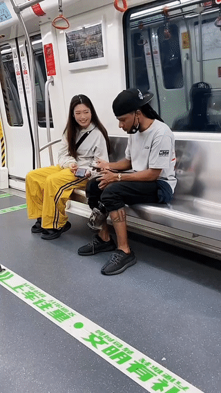一名年轻女子竟然在地铁上主动加外国小哥的微信号？加好微信后，女子还忍不住捂着嘴