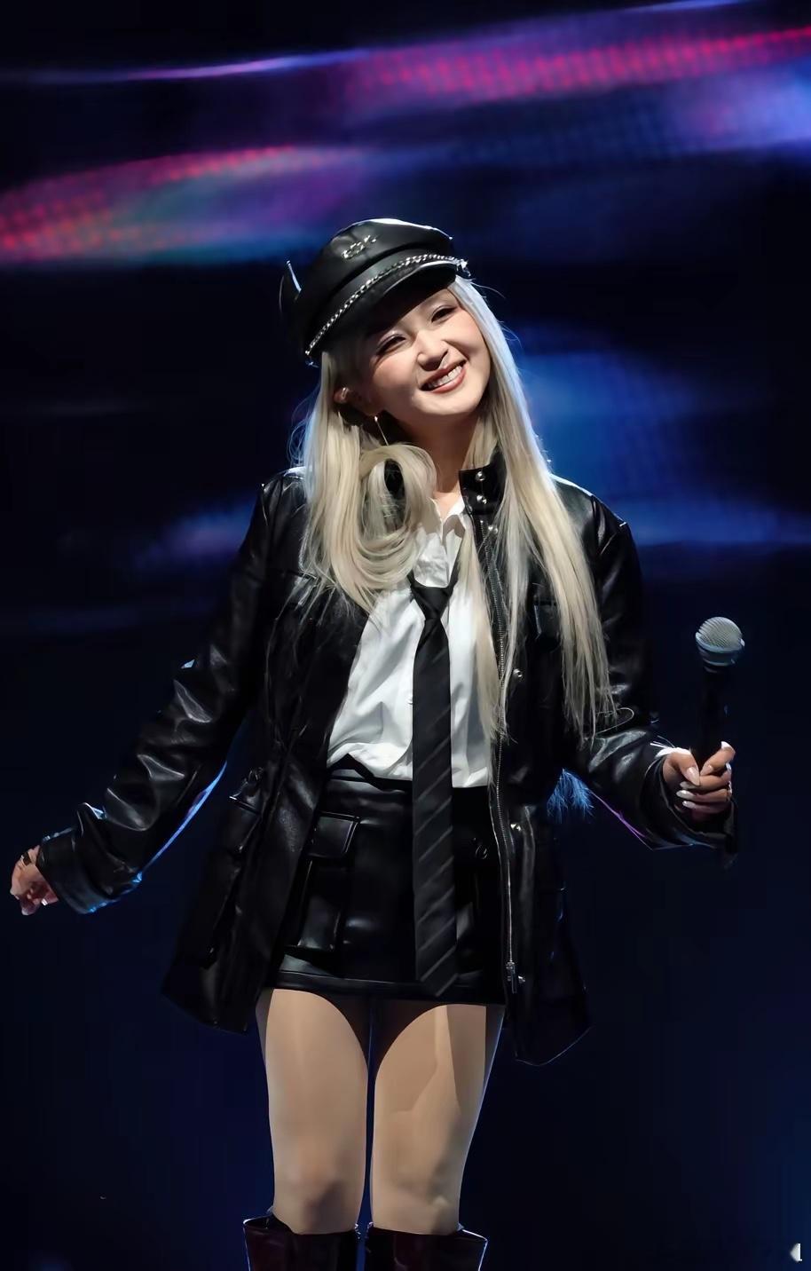 何洁1986年3月25日出生。2005年参加超级女声全国第四名。2013年和演