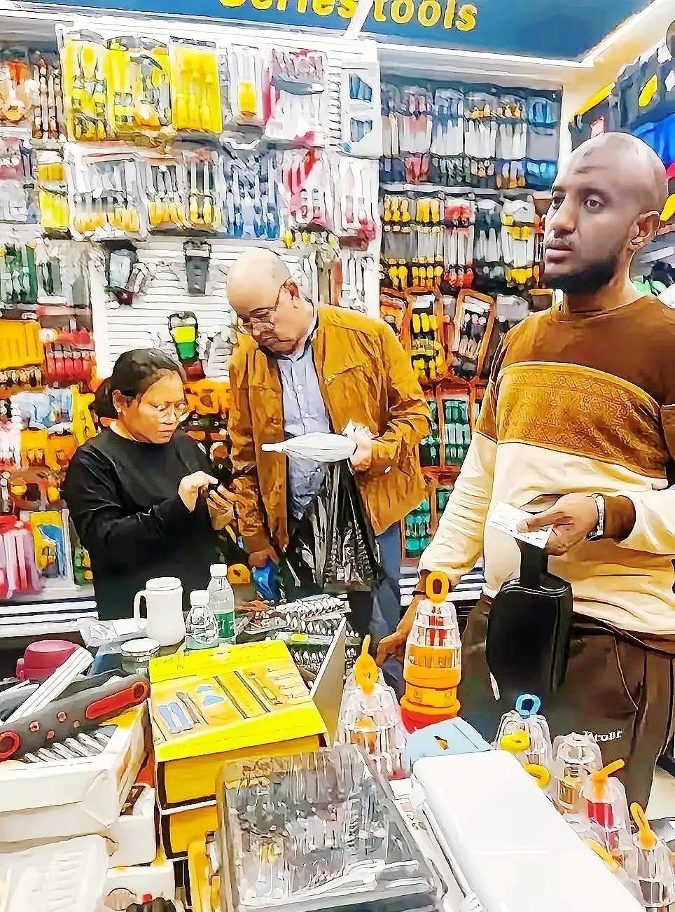 义乌街头，一个印度游客因想插队被拒，视频火了。前几天刷到短视频，义乌小商品市