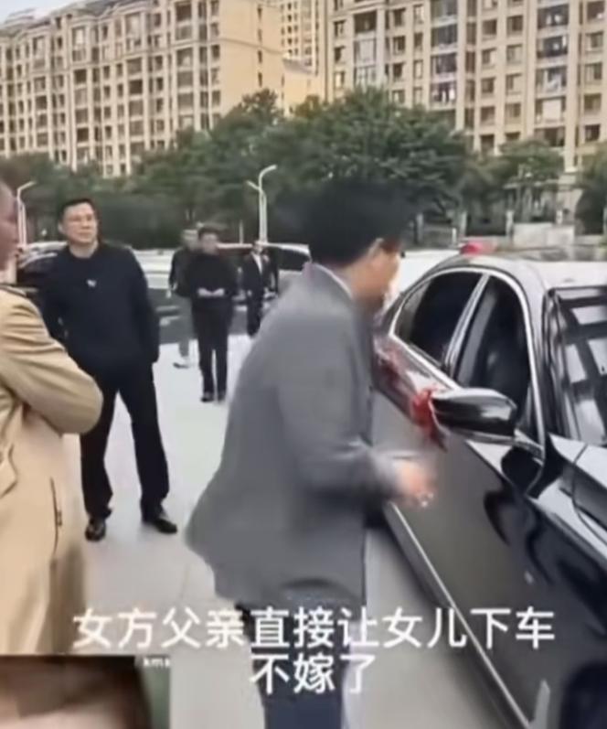 “这个父亲是人间清醒！”婚礼当天突发离谱闹剧，原本敲定好20万彩礼、配齐四金的结