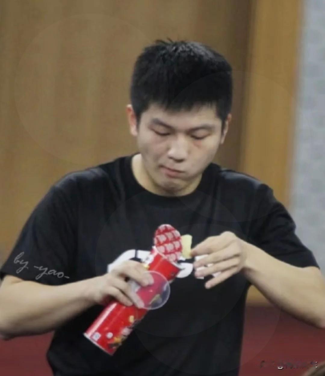 说樊振东是吃货，我一直觉得这特别真实。赛场上他是杀伐果断的顶尖选手，私底