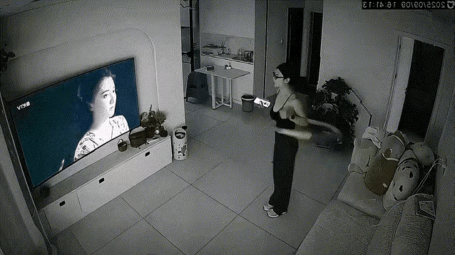 老婆天天在家里转呼啦圈，说是这样能减肥。