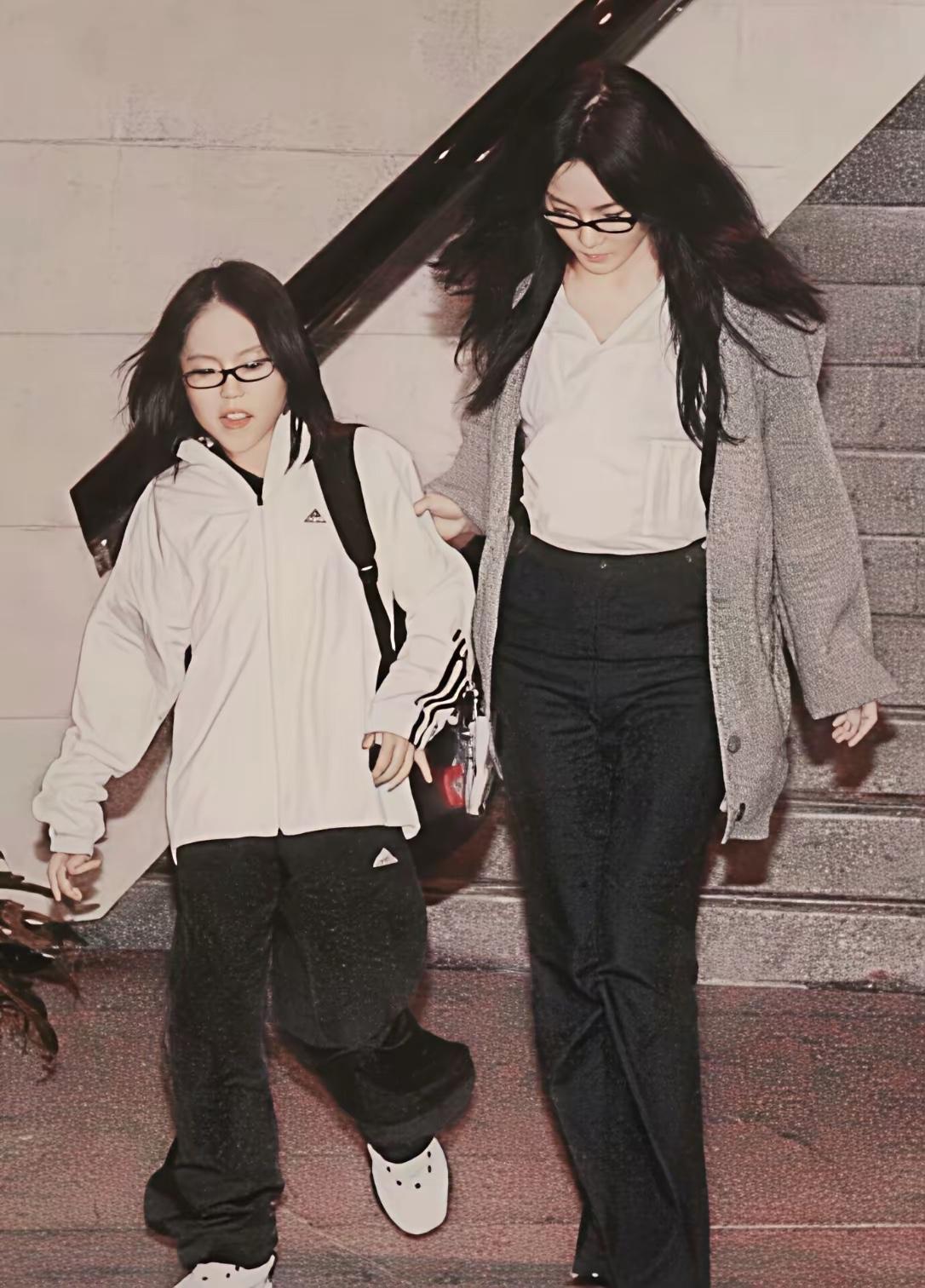 约2008年，香港，王菲带着11岁的窦靖童，从楼梯上下来，她贴心扶着女儿胳膊的样