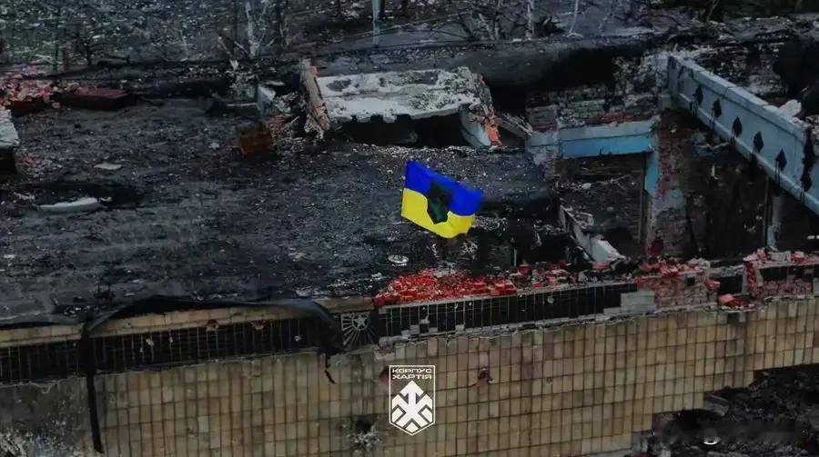 乌军在库皮扬斯克市中心升旗1月12日，乌克兰第13特战队“哈尔蒂亚”在库皮