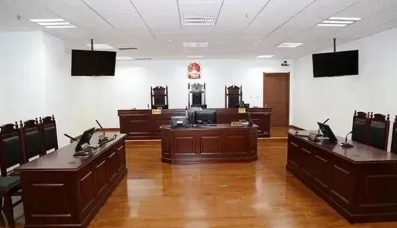 上海，男子和妻子离婚后，10岁的大女儿跟着自己生活，大女儿大学毕业后，却投奔了前