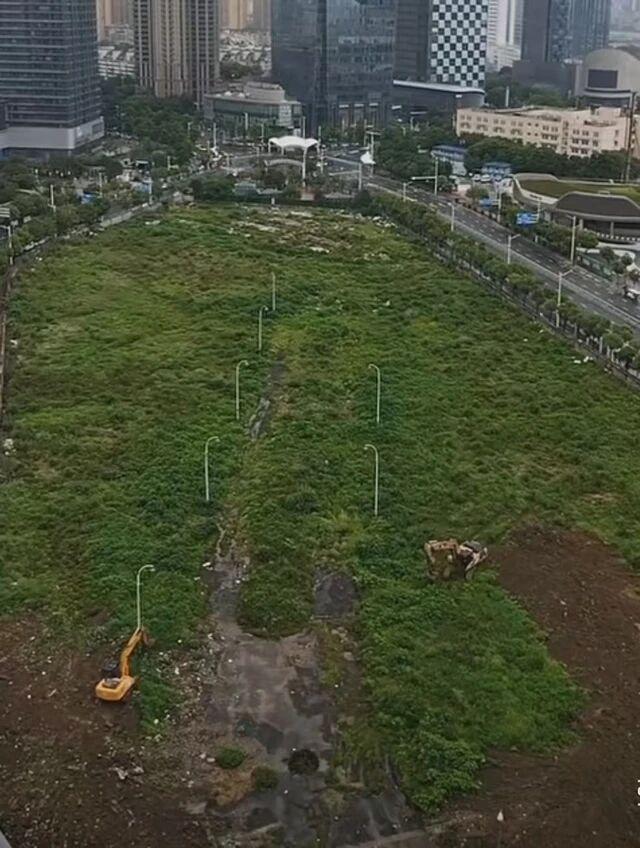 闽江北518地块又开始锄草养护了。[狗头]感觉每年都会对518地块进行维护，