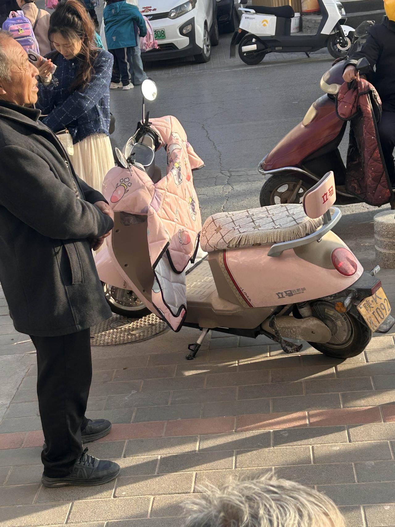 接娃时戴口罩怕被认出来？我用一块布，藏起了中年人的体面与温柔校门口的人潮涌来