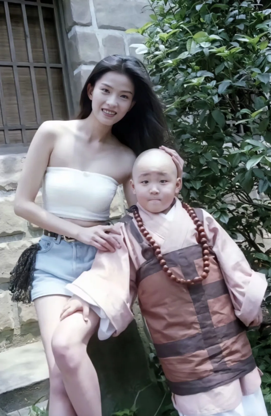 时间到底去哪儿了！这张照片瞬间把我们的思绪拉回到90年代。这是在片场拍戏