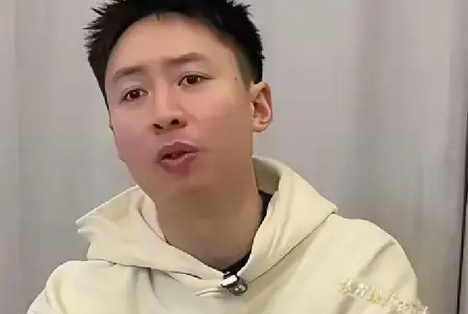 方博直播间翻车了！昔日摔台本的“莽夫”，如今面对嘉宾贬低莎莎，却秒变哑巴。这