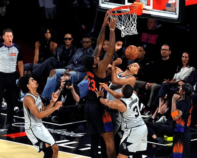 打爆文班的不是唐斯，而是罗宾！罗宾逊今天替补登场只打了18分钟，但是抢下15&篮