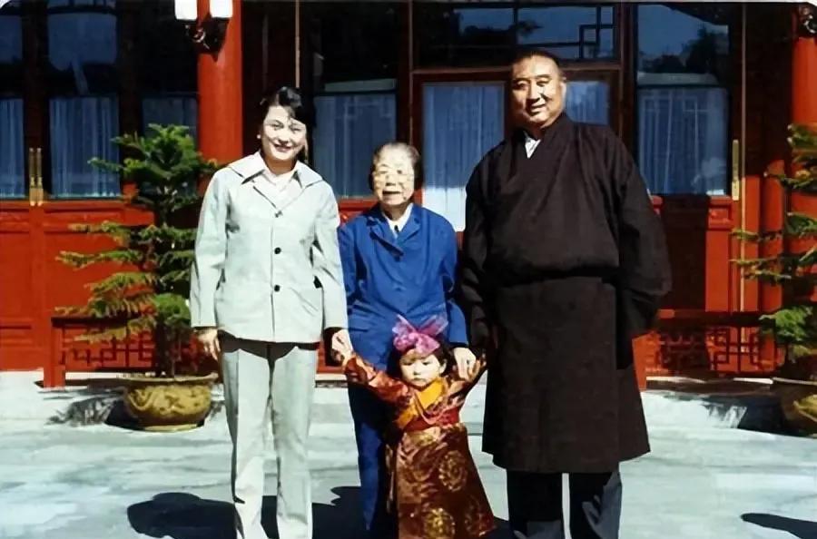 邓颖超和十世班禅额尔德尼·确吉坚赞一家人的合影，班禅的妻子就是开国上将董其武将军
