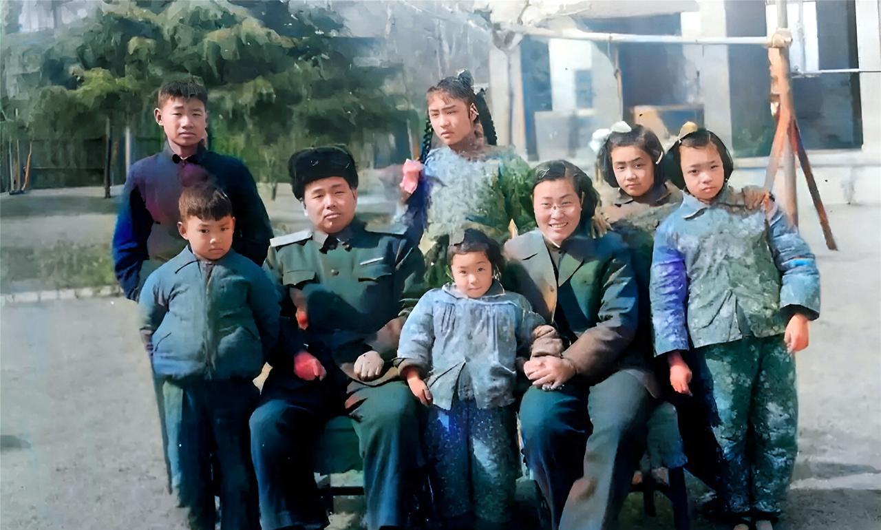 这是许世友夫妇与孩子们在一起。许世友对孩子们的教育非常严厉。他一直要求孩子们要像