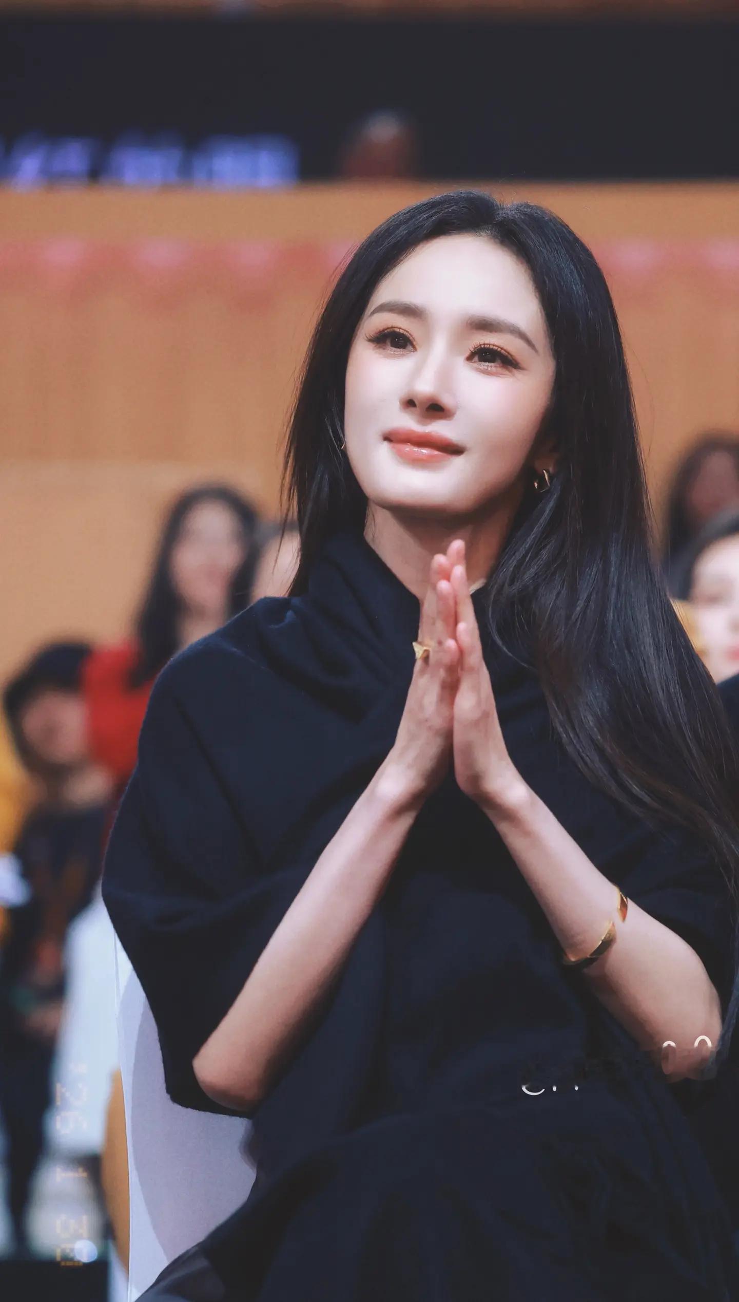 CMG第四届中国电视剧年度盛典杨幂内场图，视后的美貌直击杨幂总台视后捕捉到飞吻