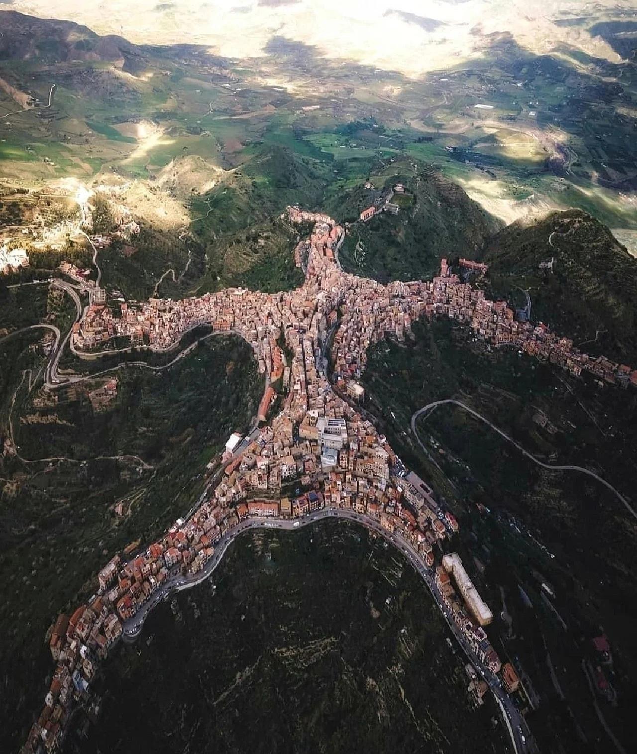 这个人字型的地方，白天和晚上看起来与众不同。有谁知道这是哪里？​​​