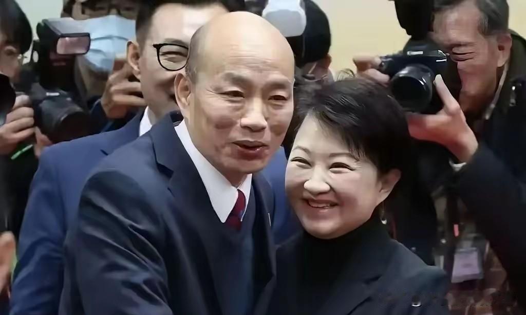 卢秀燕送花认兄妹！蓝营顶级演技派，人情全是算计局蓝营政坛的人情世故，真的一