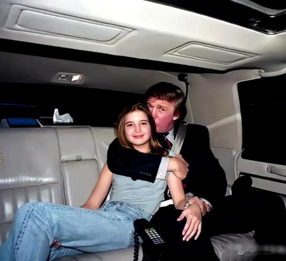 1995年，十四岁的伊万卡与她的父亲在房车内的留影老照片，照片中她的父亲把她揽入