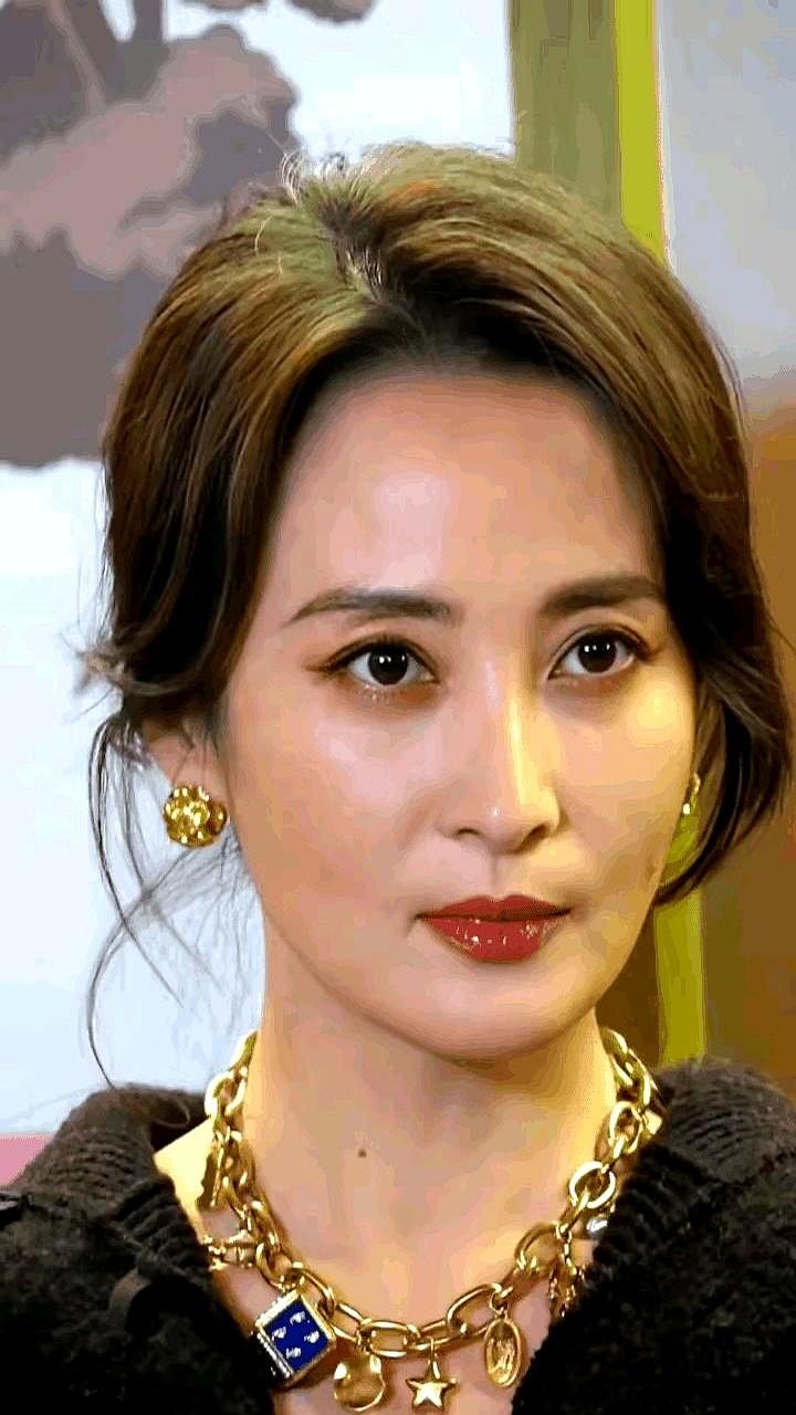 蒋勤勤这波变美，终于找对感觉了。以前总觉得她美则美矣，就是差点意思。现在懂了