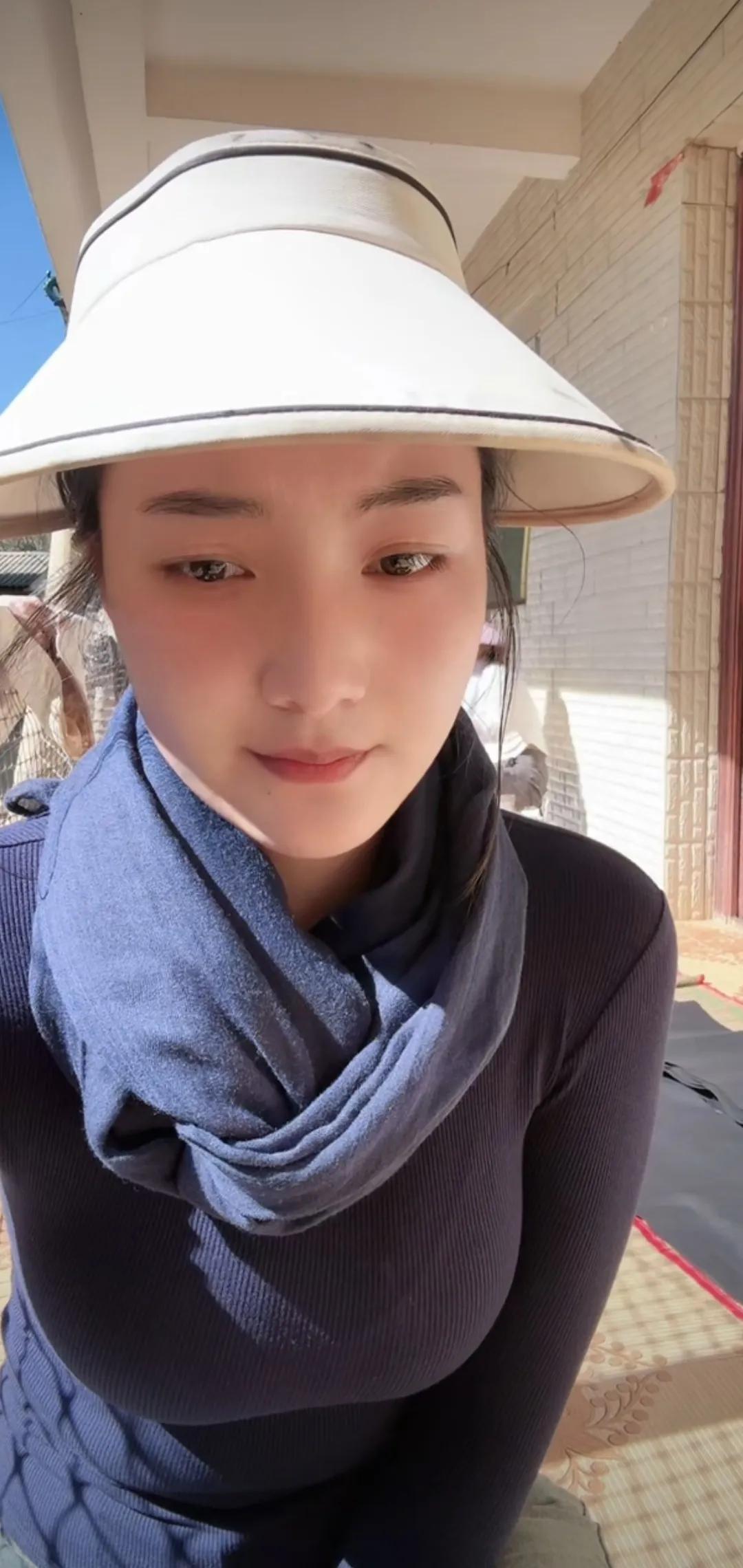 阳光明媚的午后，戴着宽檐帽和围巾的优雅自拍。🌞👒🧣📸