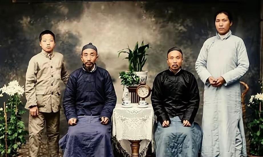 📸这张照片，是毛主席与父亲毛顺生唯一的一次合影，拍摄于1919年的长沙。彼时