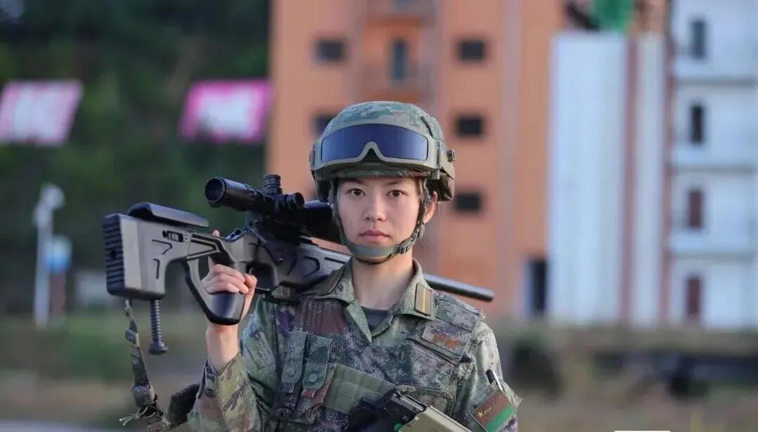 白莎，女，1999年生，河南南阳人，中共党员，党的二十大代表。2018年9月大学