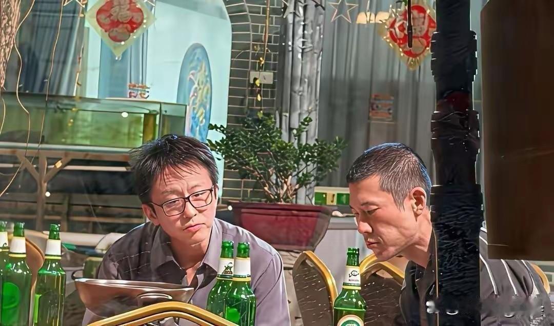46岁的邓超和朋友路边摊吃饭，被拍到两鬓白发扎眼、T恤领口微敞、脸圆了一圈。没有
