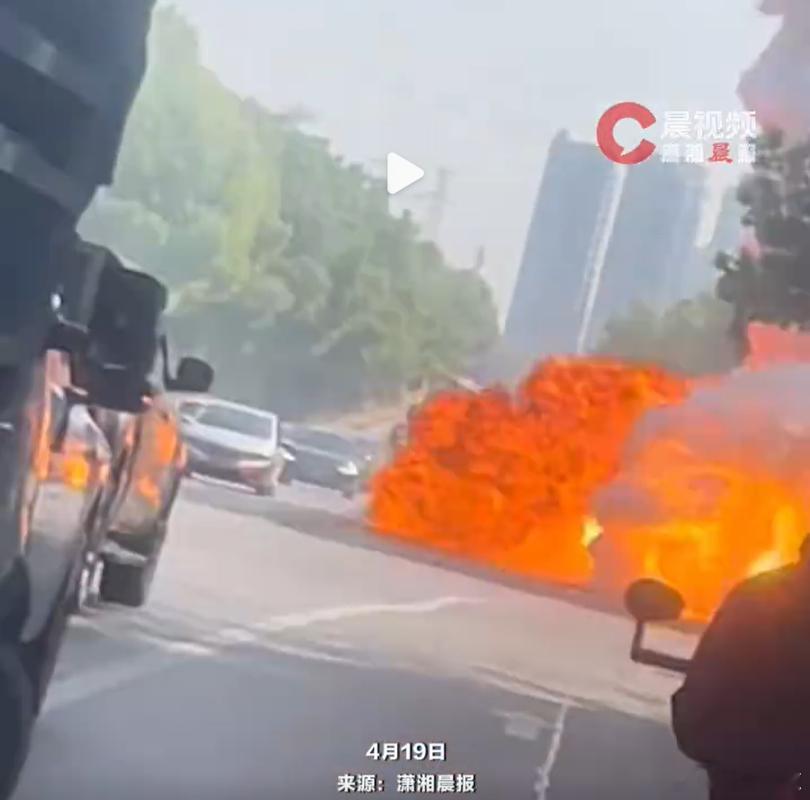 宜昌一车辆爆燃现场多次爆炸宜昌街头一汽车爆燃，看着确实有点吓人，很多人猜测电车还