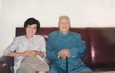 这张1983年的老照片太有温度了！张宗逊将军家中接见赵利平女士，只因父辈是同乡，