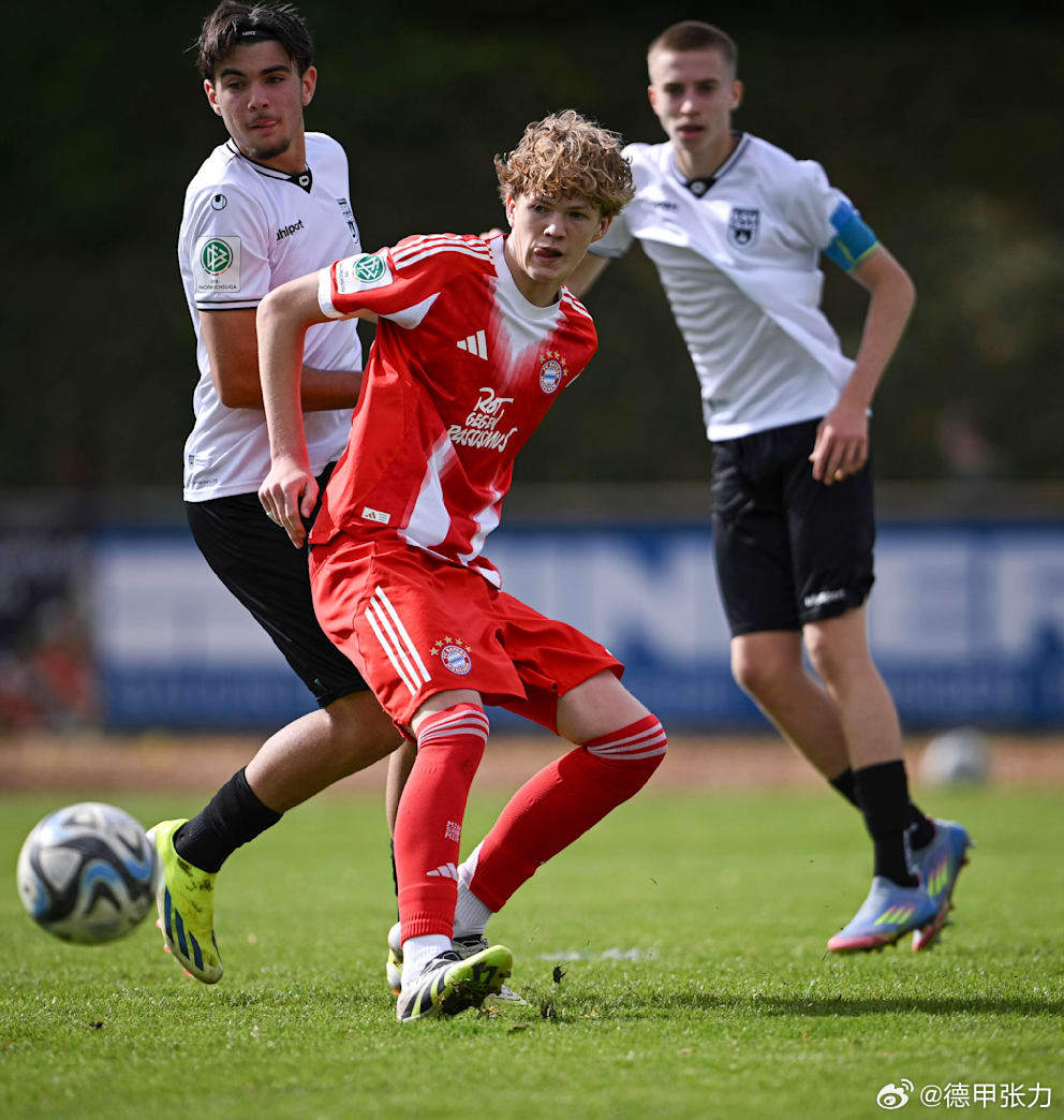 又一位年轻人出现在拜仁一线队训练场，这一次他的名字有些特别。身高1米91的16岁