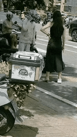 事件分析矛盾起因女子新车被剐蹭，情绪上头，率先出言辱骂外卖骑手，之后主动动手