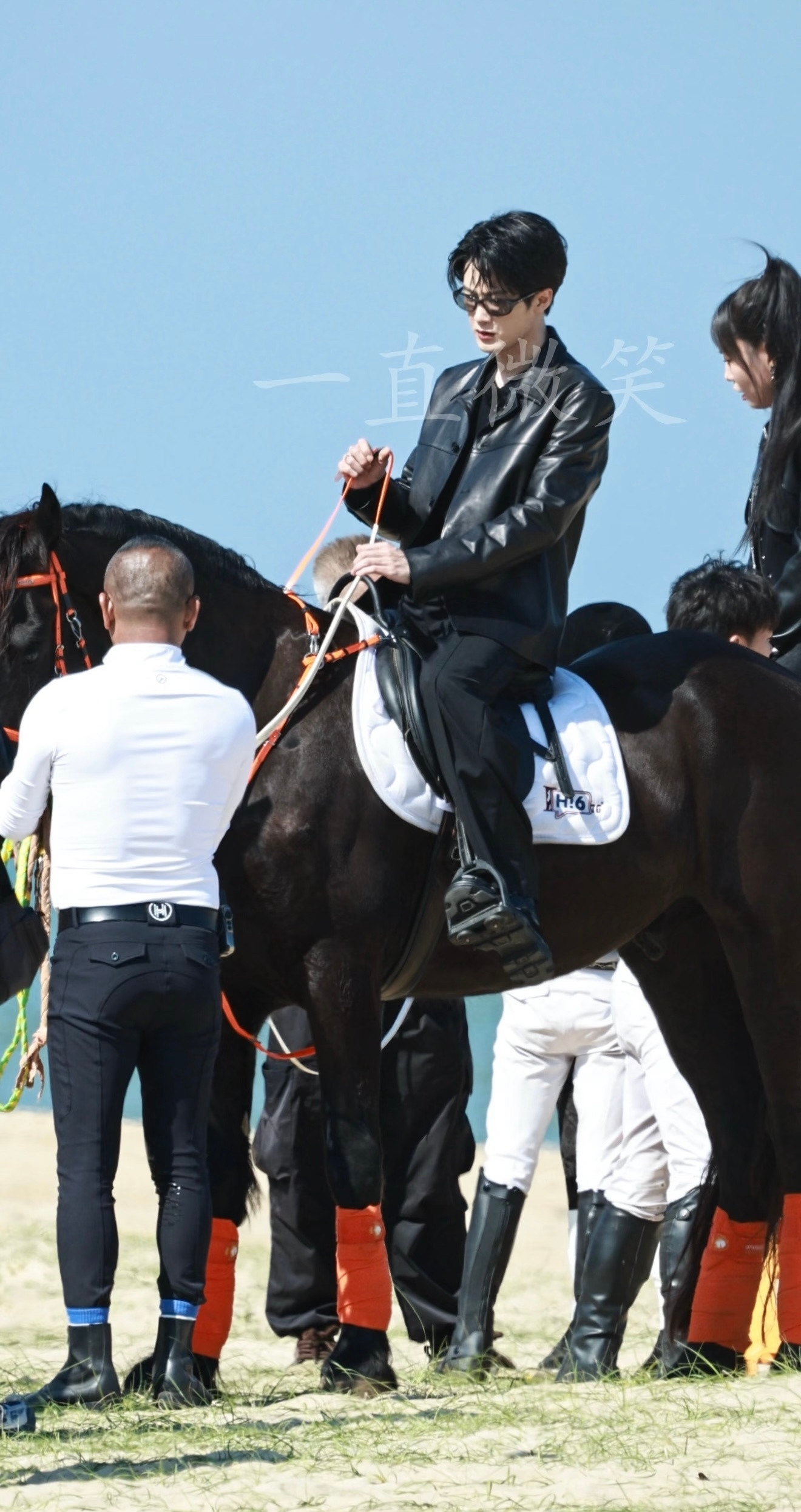 这个海边骑马的檀健次都帅成啥样了！！！檀健次海边骑马路透檀健次沙滩骑马路透